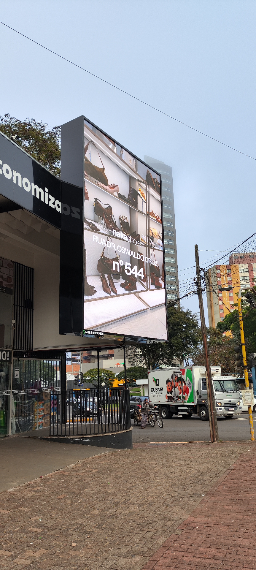 Campanha Naka Shoes no painel de LED 4K da Mega Display na Av. Curitiba, Apucarana