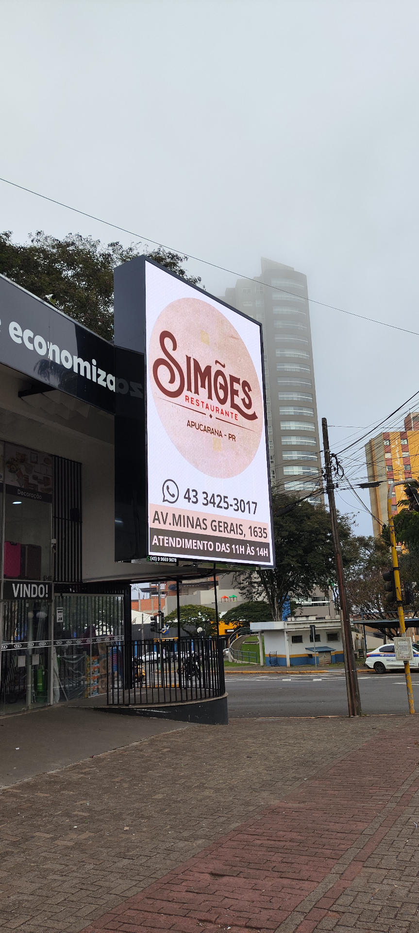 Campanha Simões Restaurante no painel de LED 4K da Mega Display na Av. Curitiba, Apucarana
